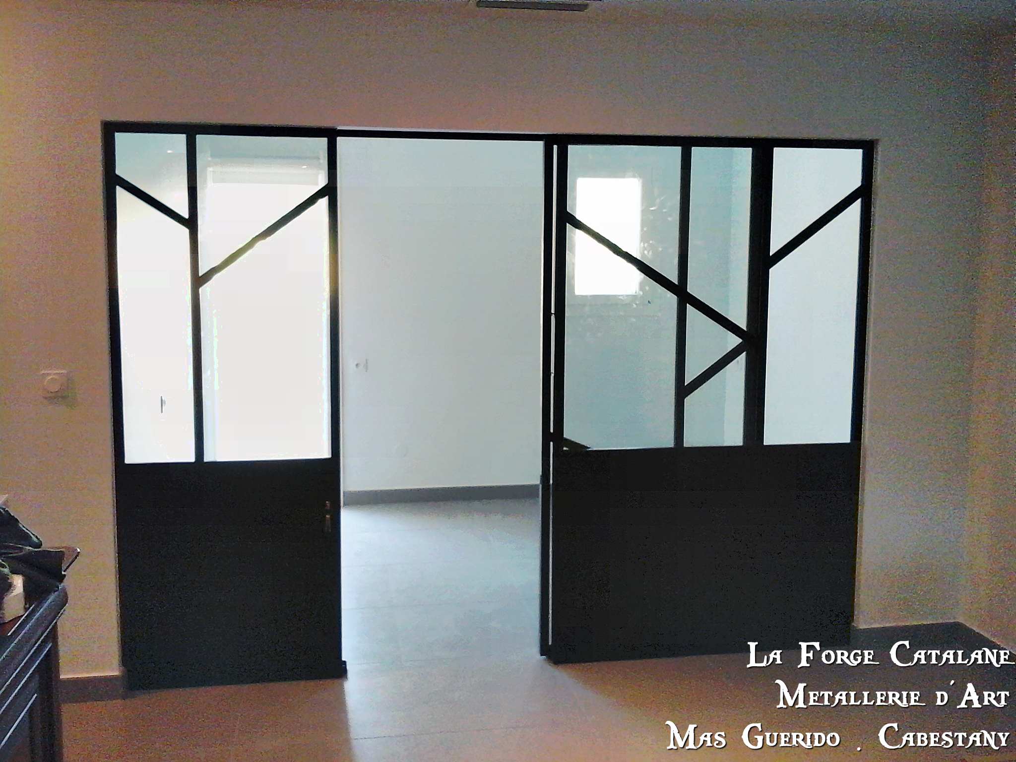 verriere ouvrant coulissant motif fer plat oblique fer forge catalane cabestany.jpg